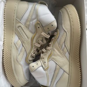 Reebok x Victoria Beckham
Dual Court Mid I| VB Sneakers